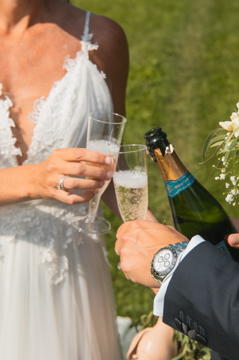 Brudepar skåler med champagne — symbolsk for bryllupsbudsjett